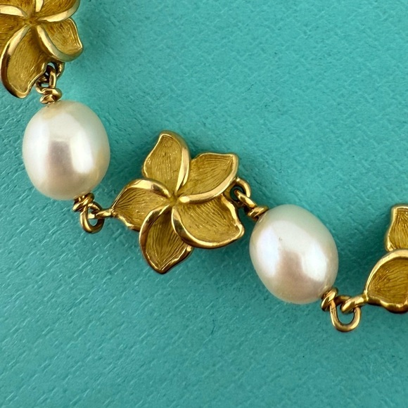 RARE Vtg. Tiffany & Co. 18k Yellow Gold Pearl and Plumeria Bracelet 17g 🌸 - Picture 3 of 8